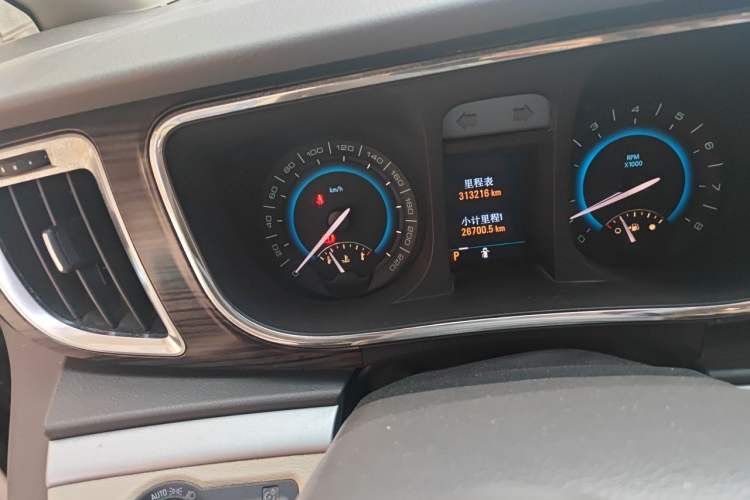 Used Buick GL8 2011 3.0L XT Luxury Business Flagship Edition Odometer Close Up