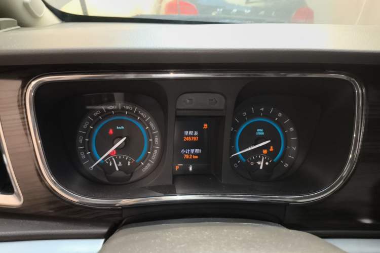 Used Buick GL8 2011 3.0L XT Luxury Business Flagship Edition Odometer Close Up