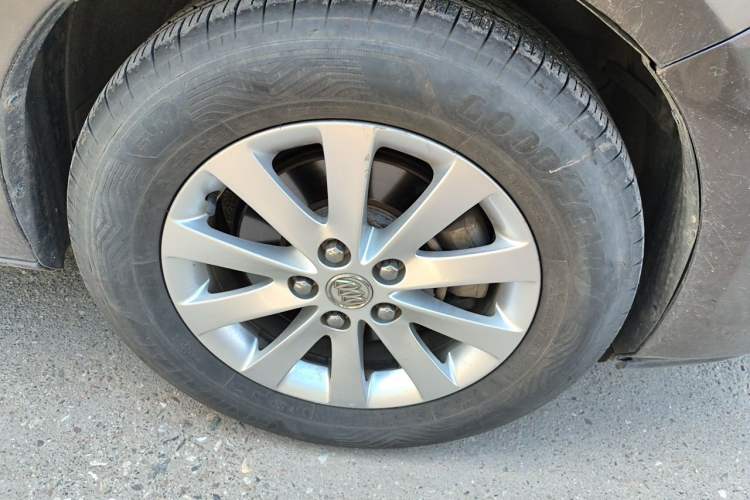 Used Buick GL8 2011 2.4L LT Executive Edition Right Front Wheel Hub