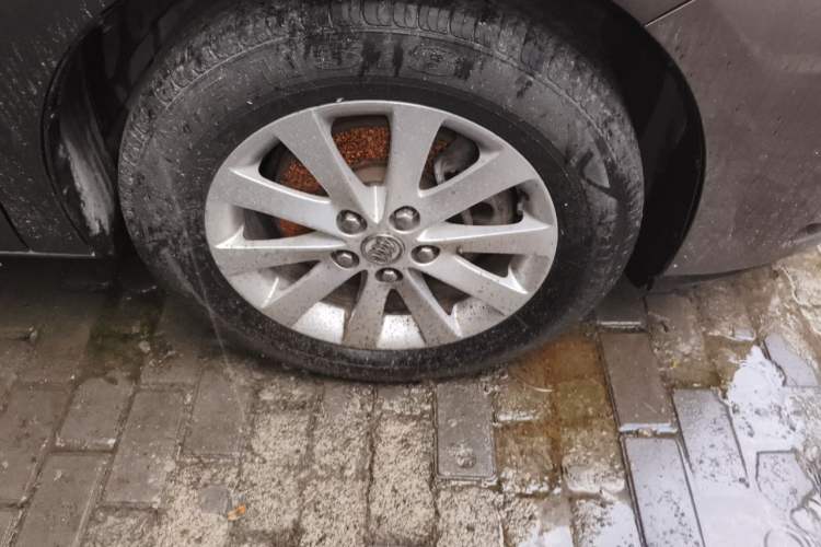 Used Buick GL8 2011 2.4L LT Luxury Business Executive Edition Right Front Wheel Hub