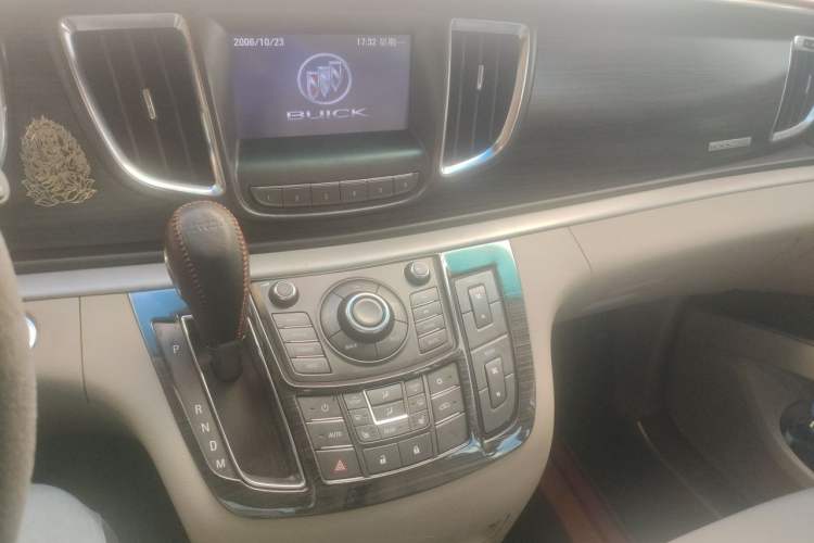 Used Buick GL8 2011 3.0L GT Luxury Business Haoya Edition Audio And AC Panel