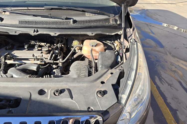 Used Buick GL8 2011 2.4L CT Luxury Business Comfort Edition Engine Bay Left