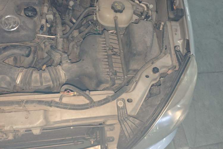 Used Buick GL8 2011 2.4L LT Executive Edition Engine Bay Left