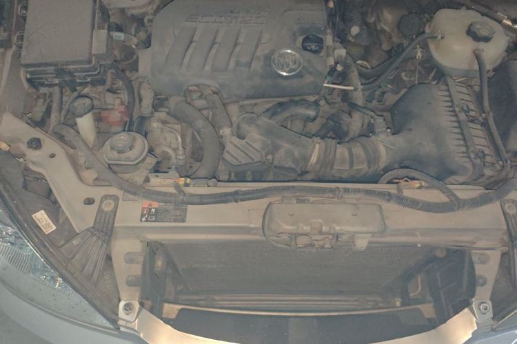 Used Buick GL8 2011 2.4L LT Executive Edition Engine Bay