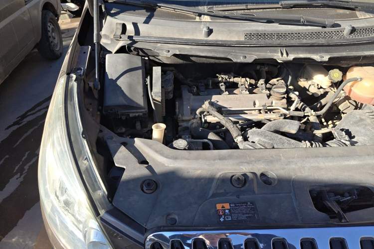 Used Buick GL8 2011 2.4L CT Luxury Business Comfort Edition Engine Bay Right