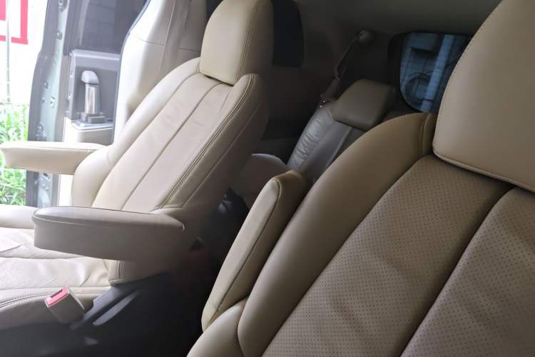 Used Buick GL8 2011 3.0L XT Luxury Business Flagship Edition Left Rear Seat