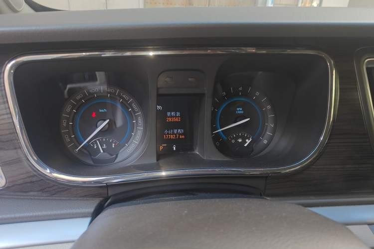 Used Buick GL8 2011 3.0L GT Luxury Business Haoya Edition Odometer Close Up