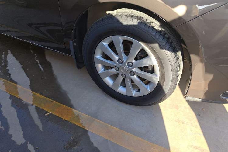 Used Buick GL8 2011 2.4L CT Luxury Business Comfort Edition Right Front Wheel Hub