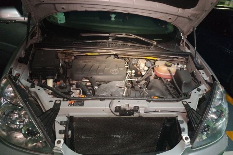 Used Buick GL8 2011 2.4L CT Comfort Edition Engine Bay