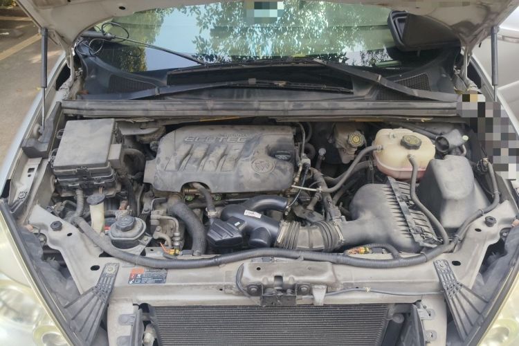 Used Buick GL8 2011 2.4L CT Comfort Edition Engine Bay
