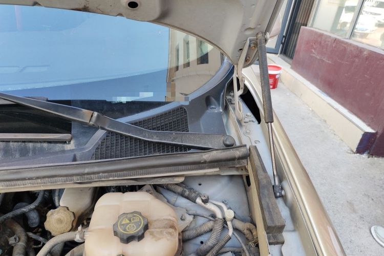 Used Buick GL8 2011 2.4L CT Comfort Edition Engine Bay Left