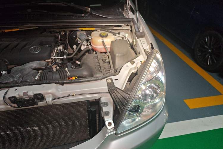 Used Buick GL8 2011 2.4L CT Comfort Edition Engine Bay Left