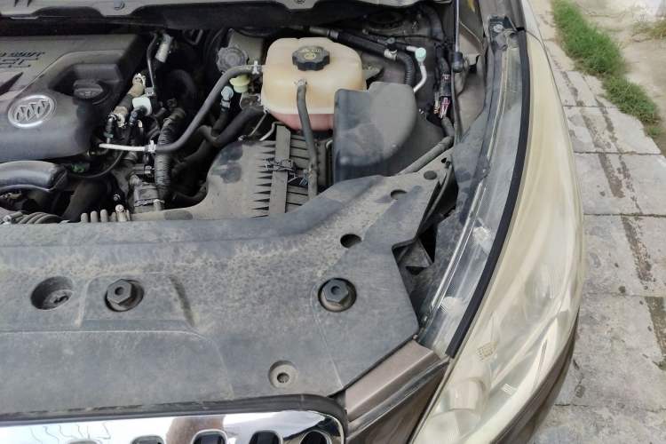 Used Buick GL8 2011 2.4L CT Luxury Business Comfort Edition Engine Bay Left