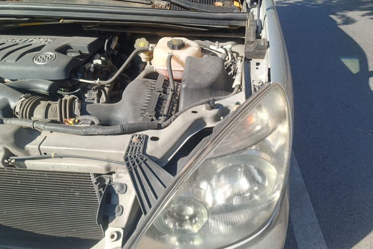 Used Buick GL8 2011 2.4L CT Comfort Edition Engine Bay Left