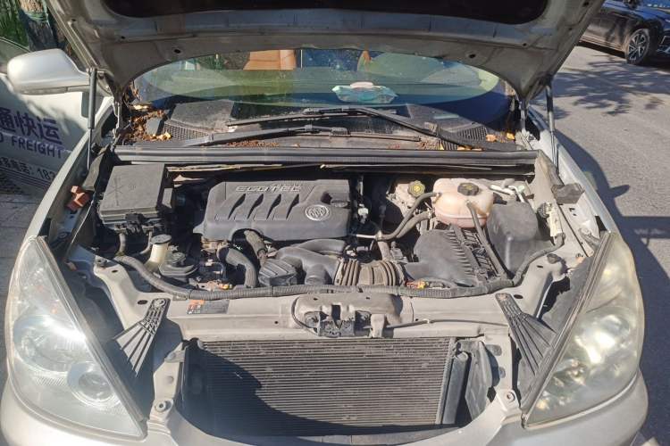 Used Buick GL8 2011 2.4L CT Comfort Edition Engine Bay