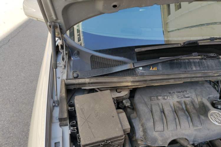 Used Buick GL8 2011 2.4L CT Comfort Edition Engine Bay Right