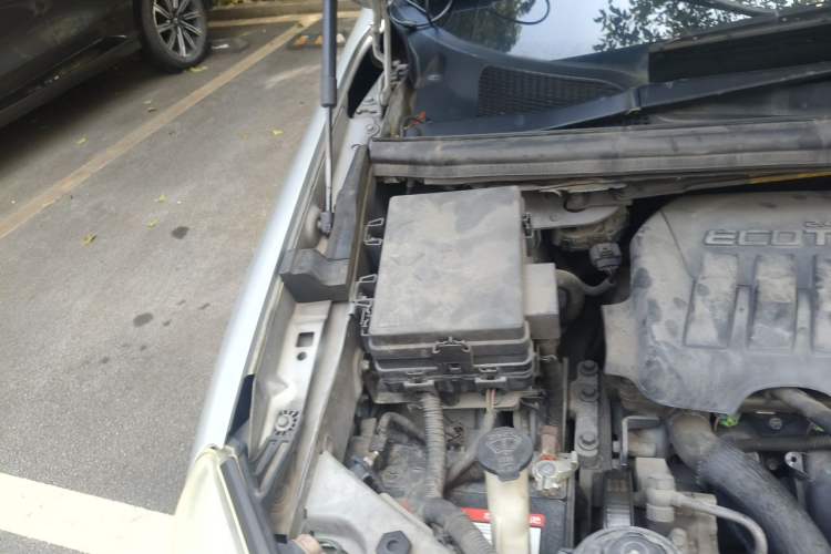 Used Buick GL8 2011 2.4L CT Comfort Edition Engine Bay Right