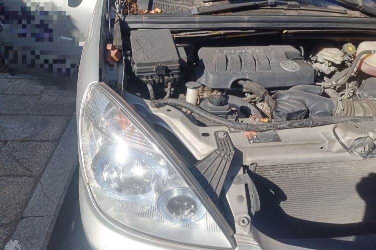 Used Buick GL8 2011 2.4L CT Comfort Edition Engine Bay Right
