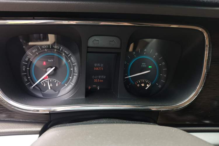 Used Buick GL8 2011 2.4L LT Luxury Business Executive Edition Odometer Close Up