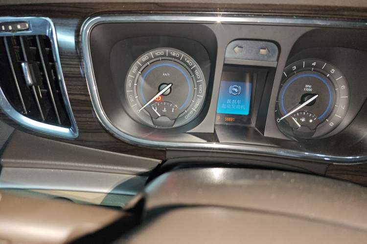 Used Buick GL8 2011 3.0L XT Luxury Business Flagship Edition Odometer Close Up