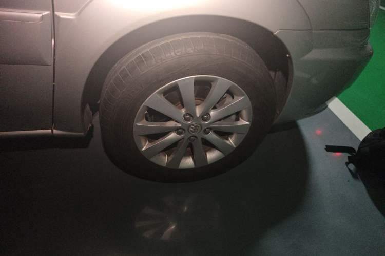 Used Buick GL8 2011 2.4L CT Comfort Edition Right Front Wheel Hub