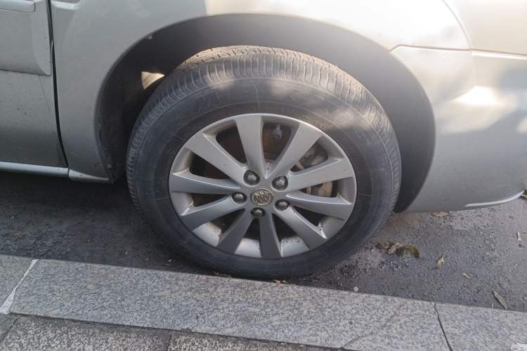 Used Buick GL8 2011 2.4L CT Comfort Edition Right Front Wheel Hub