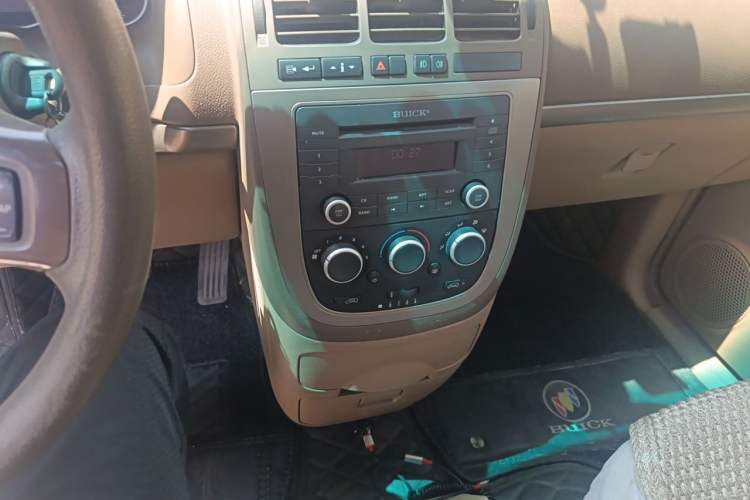 Used Buick GL8 2011 2.4L CT Comfort Edition Audio And AC Panel