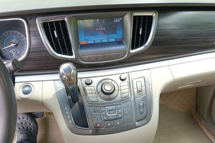 Used Buick GL8 2011 3.0L GT Luxury Business Haoya Edition Audio And AC Panel