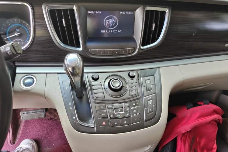 Used Buick GL8 2011 3.0L GT Luxury Business Haoya Edition Audio And AC Panel