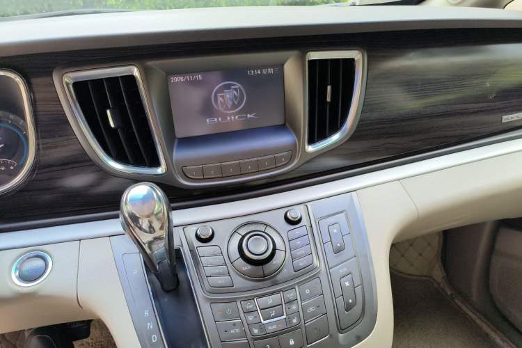 Used Buick GL8 2011 3.0L GT Luxury Business Haoya Edition Audio And AC Panel