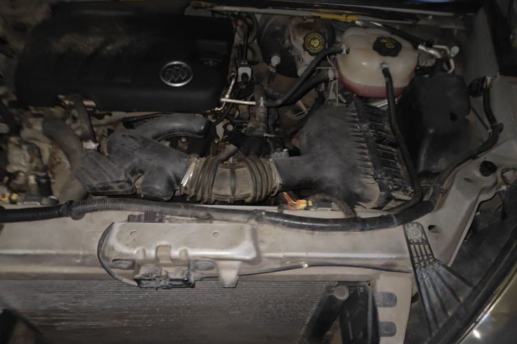 Used Buick GL8 2011 2.4L CT Comfort Edition Engine Bay