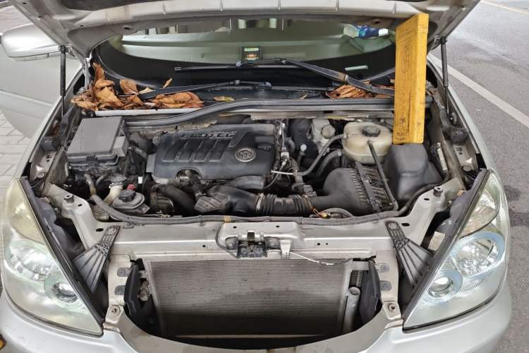 Used Buick GL8 2011 2.4L CT Comfort Edition Engine Bay