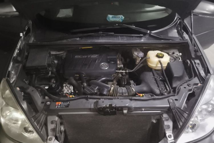 Used Buick GL8 2011 2.4L LT Executive Edition Engine Bay