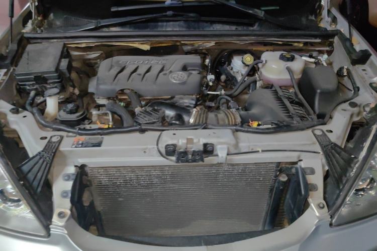 Used Buick GL8 2011 2.4L LT Executive Edition Engine Bay