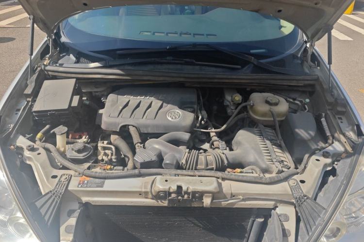 Used Buick GL8 2011 2.4L CT Comfort Edition Engine Bay