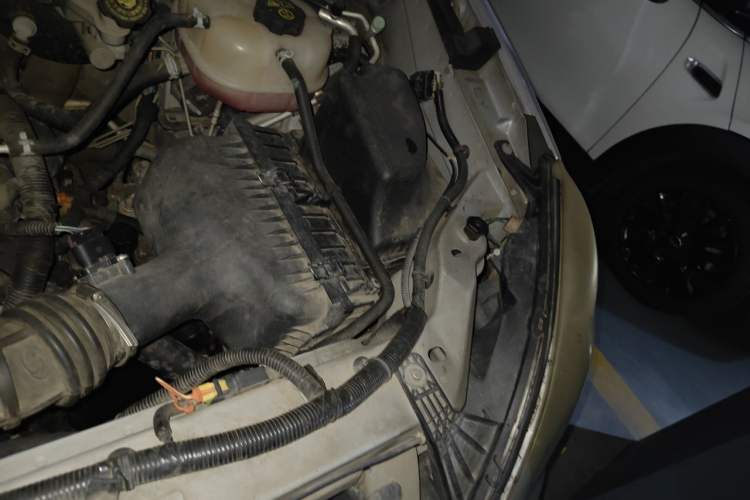 Used Buick GL8 2011 2.4L CT Comfort Edition Engine Bay Left