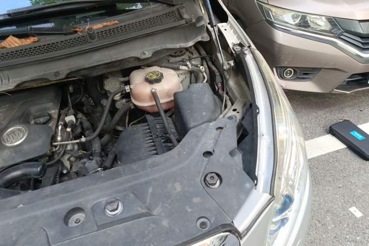 Used Buick GL8 2011 2.4L LT Luxury Business Executive Edition Engine Bay Left