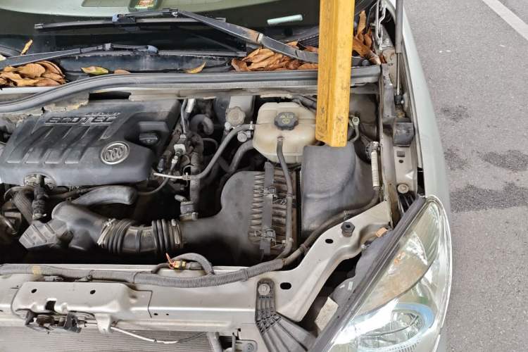 Used Buick GL8 2011 2.4L CT Comfort Edition Engine Bay Left