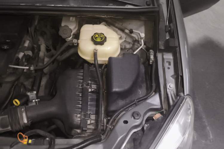 Used Buick GL8 2011 2.4L LT Executive Edition Engine Bay Left