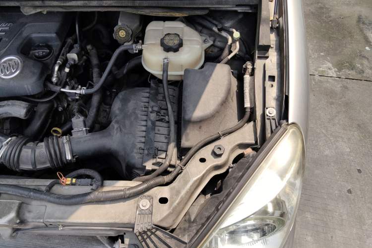 Used Buick GL8 2011 2.4L CT Comfort Edition Engine Bay Left