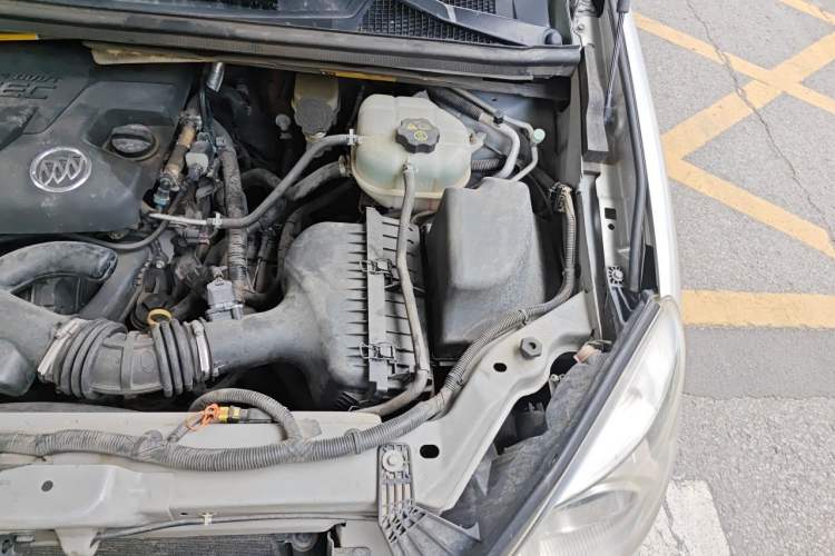 Used Buick GL8 2011 2.4L CT Comfort Edition Engine Bay Left