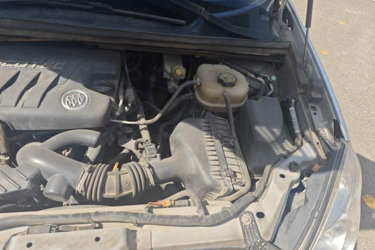 Used Buick GL8 2011 2.4L CT Comfort Edition Engine Bay Left