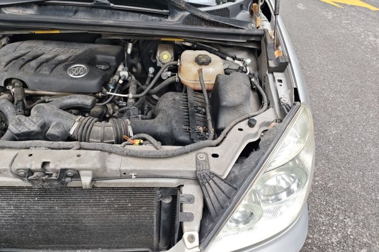 Used Buick GL8 2011 2.4L CT Comfort Edition Engine Bay Left