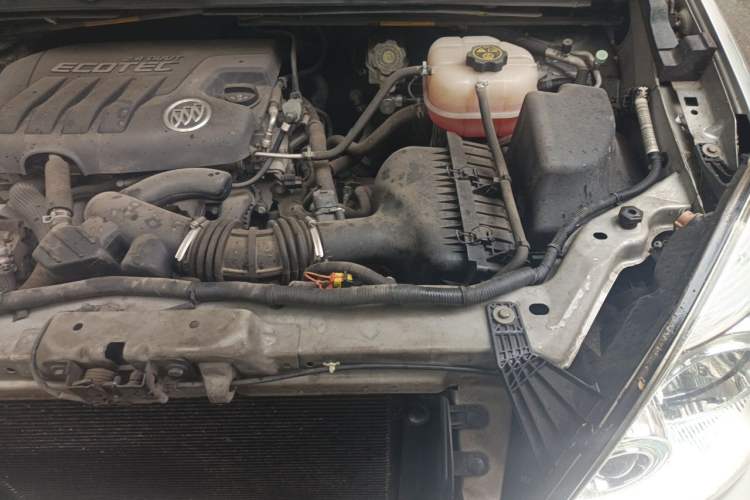 Used Buick GL8 2011 2.4L LT Executive Edition Engine Bay Left