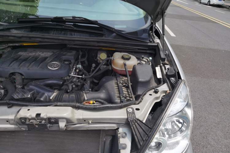Used Buick GL8 2011 2.4L CT Comfort Edition Engine Bay Left