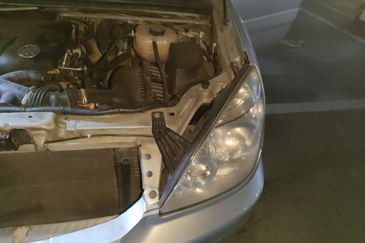 Used Buick GL8 2011 2.4L CT Comfort Edition Engine Bay Left