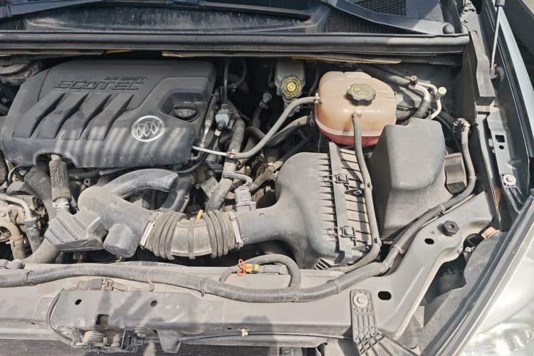 Used Buick GL8 2011 2.4L CT Comfort Edition Engine Bay Left