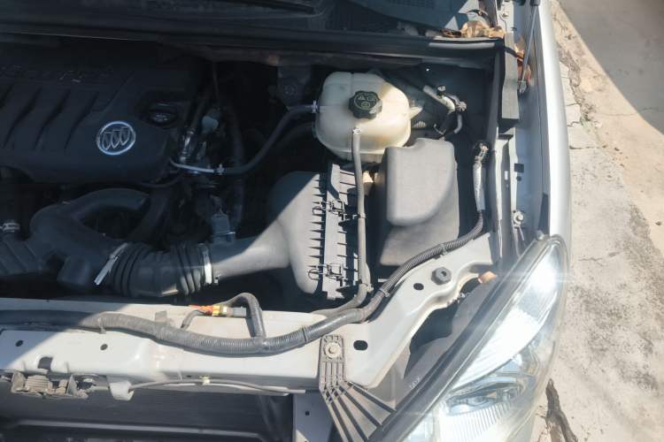 Used Buick GL8 2011 2.4L CT Comfort Edition Engine Bay Left
