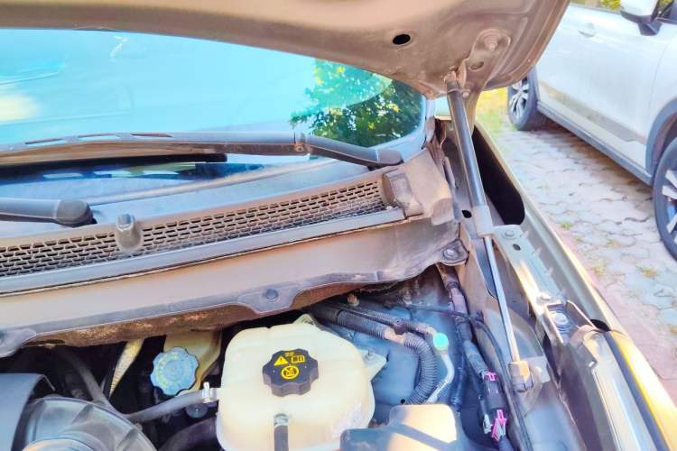 Used Buick GL8 2011 3.0L XT Luxury Business Flagship Edition Engine Bay Left
