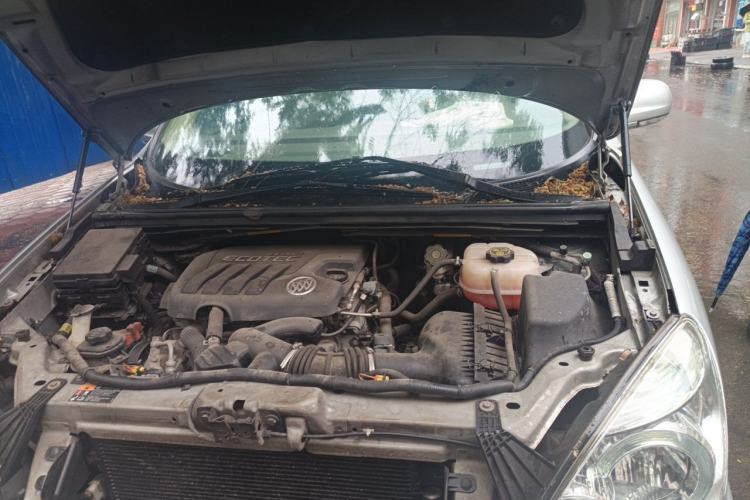 Used Buick GL8 2011 2.4L LT Executive Edition Engine Bay